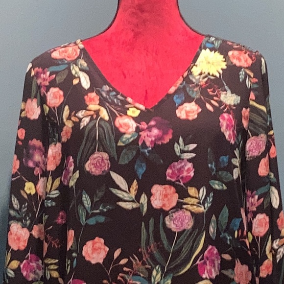 Chelsea & Theodore Black Floral Print Top Size Medium - Picture 2 of 12